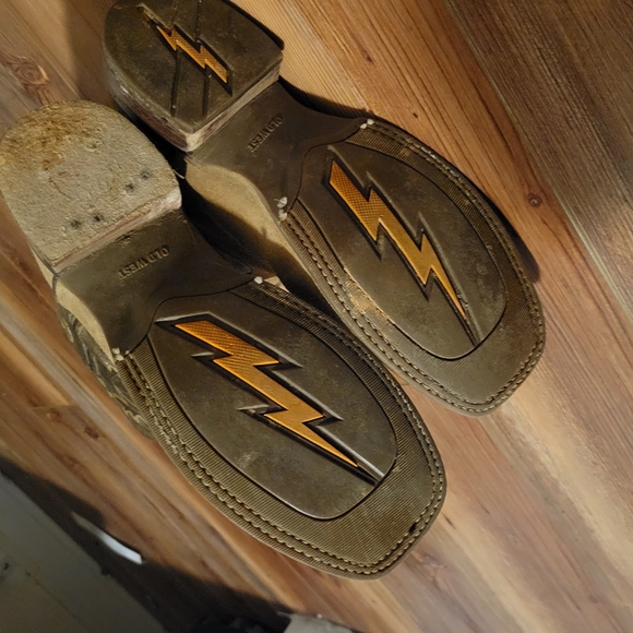 Brown Western Cowboy Boots with Tall Shaft and Decorative Stitching - Picture 2 of 2